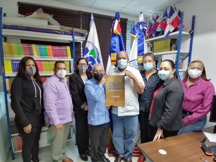 Presidente Sección Nacional Dominicana del Instituto Panamericano de Geografía de Historia (IPGH) recibe Atlas Histórico de América para la biblioteca Dato Pagán Perdomo