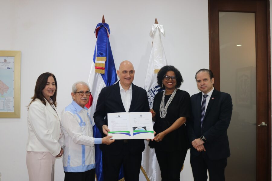 Acto de Entrega Trazados Límites Político-Administrativos de Dominicana a la ONE por parte del IGN-JJHM
