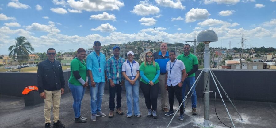 Dirección de Geodesia del IGN-JJHM verifica instalación de 2 CORS en Provincias de Santiago y Higüey del Registro Inmobiliario.