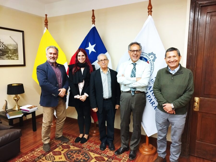 El presidente del IPGH y Director del IGN-JJHM el LIC. Bolívar Troncoso Morales, realiza entrega de libros al Instituto de Geografía de la Pontificia Universidad Católica de Valparaíso, Chile